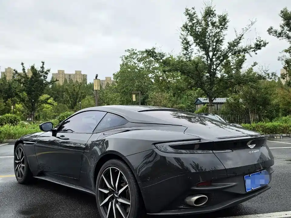 Aston Martin DB11 — миниатюра 10