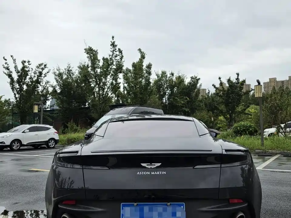 Aston Martin DB11 — миниатюра 11