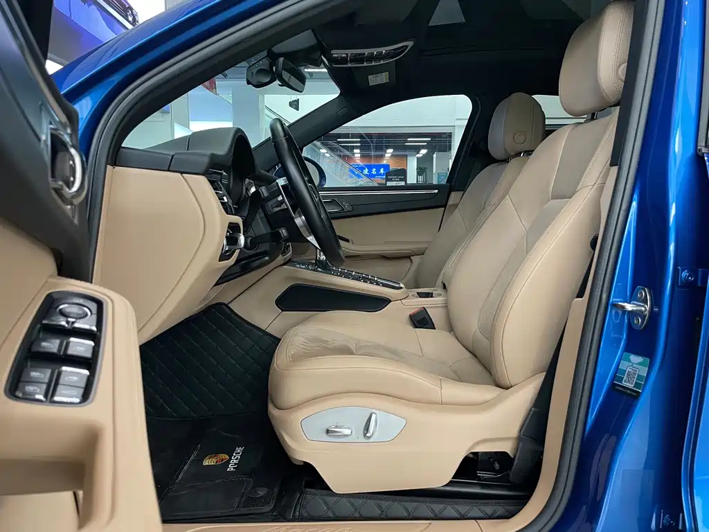 PORSCHE MACAN