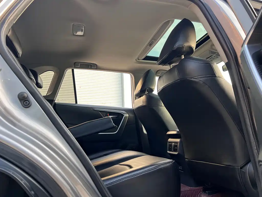 Toyota RAV4 — миниатюра 13