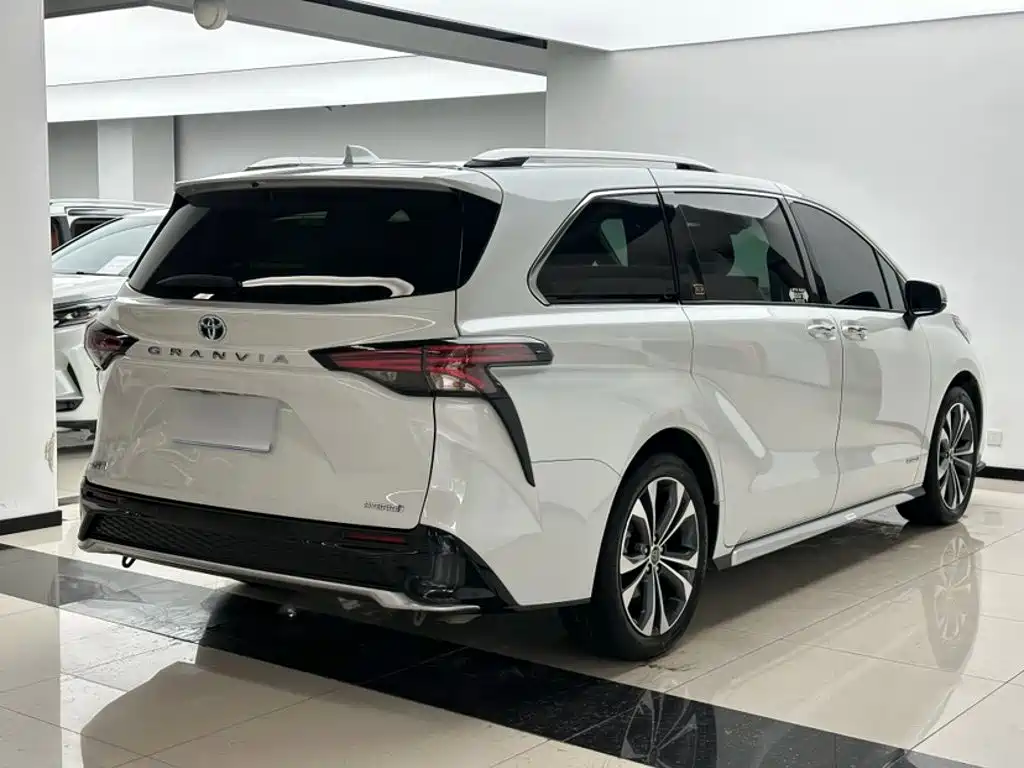 Toyota Granvia — миниатюра 17