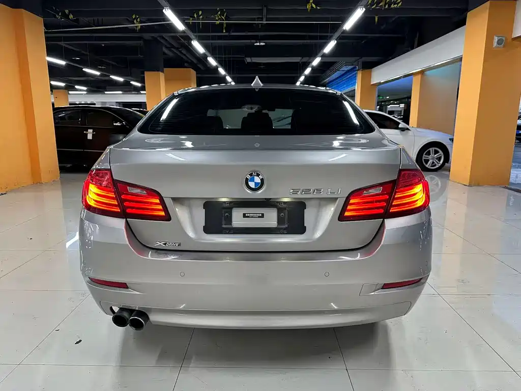 BMW 5 Series — миниатюра 8