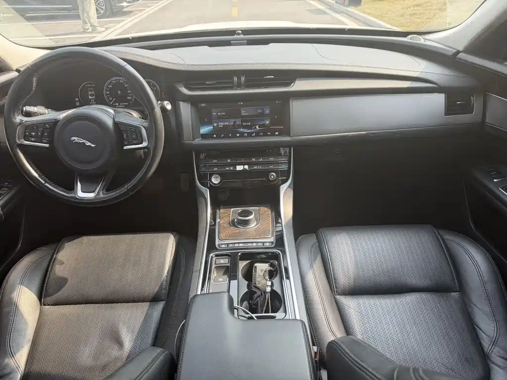 Jaguar XFL — миниатюра 5