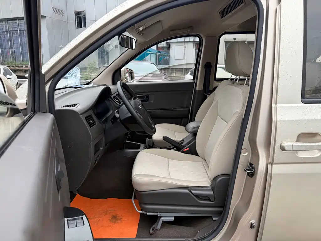 Wuling Rongguang V — миниатюра 4