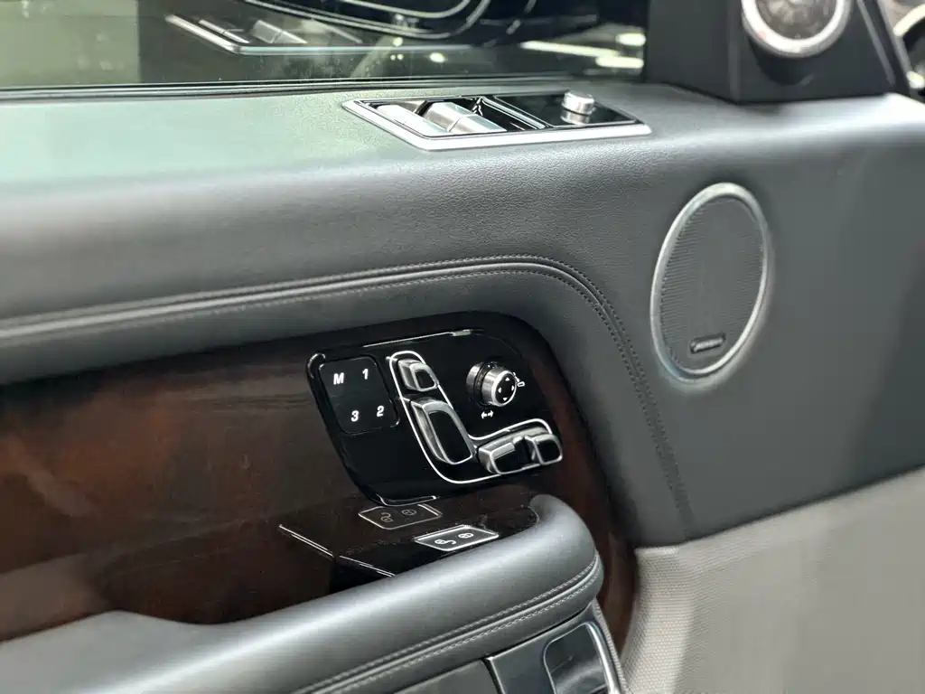 Land Rover Range Rover — миниатюра 5