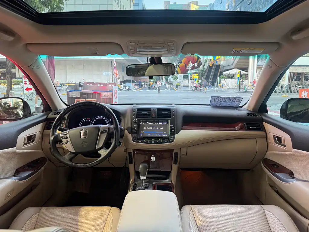 Toyota Crown — миниатюра 14