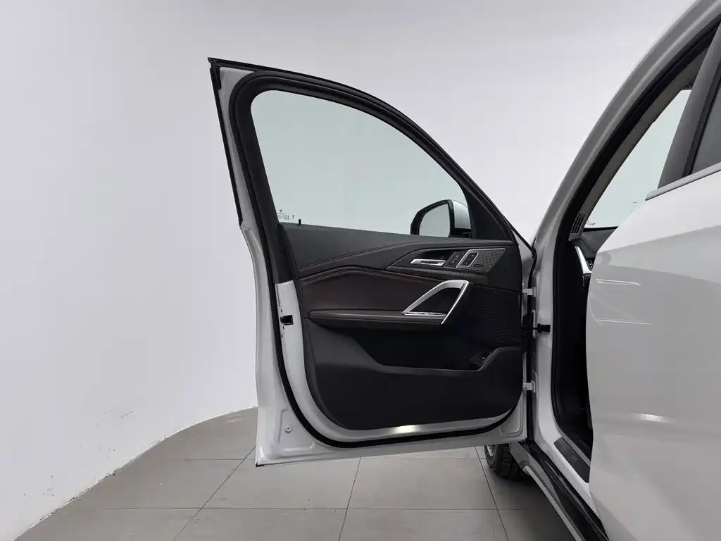 BMW iX1 — миниатюра 8