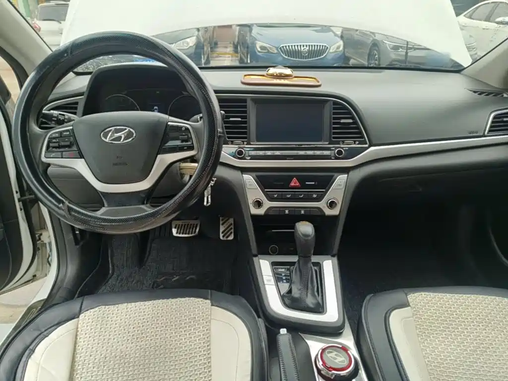 Hyundai Elantra — миниатюра 10