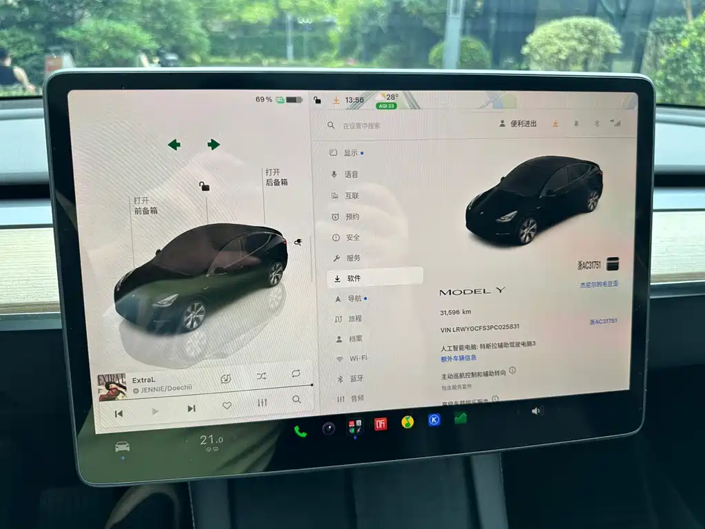 Tesla Model Y — миниатюра 12