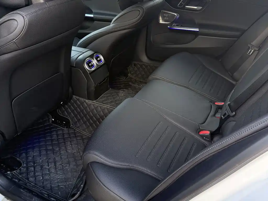 Mercedes-Benz C-Class — миниатюра 8
