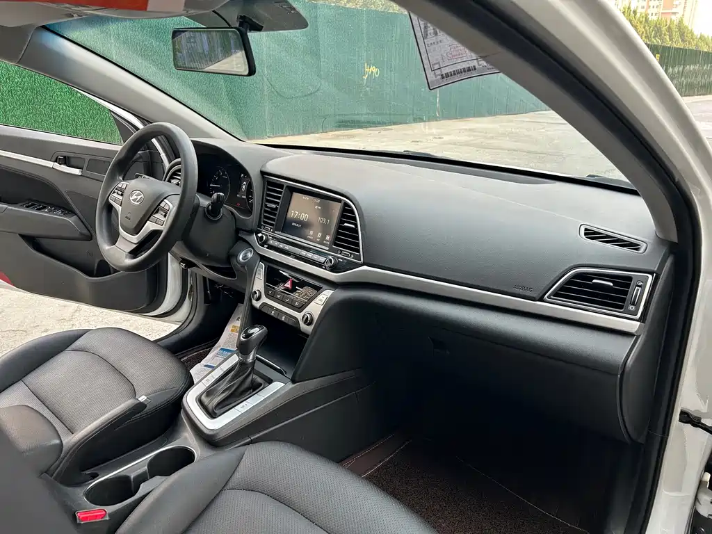 Hyundai Elantra — миниатюра 11
