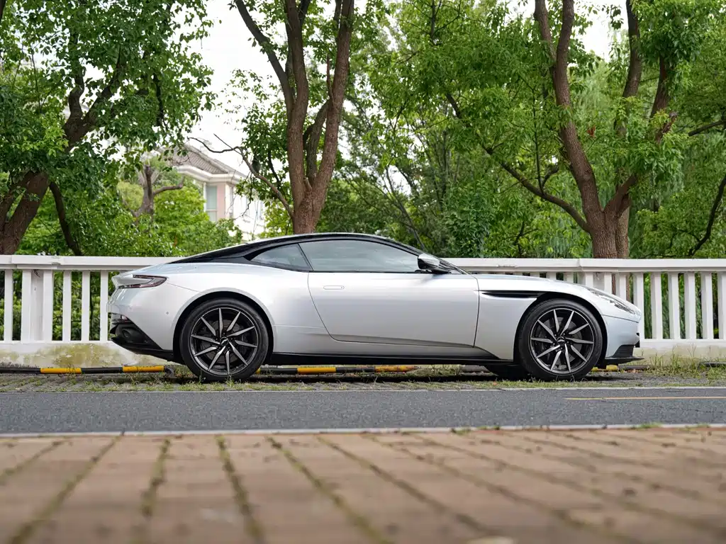 Aston Martin DB11 — миниатюра 9