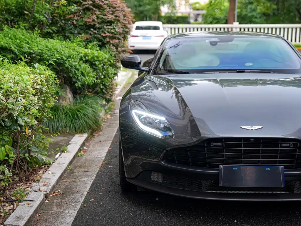 Aston Martin DB11 — миниатюра 7
