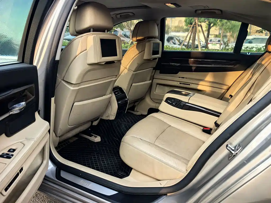 BMW 7 Series — миниатюра 9