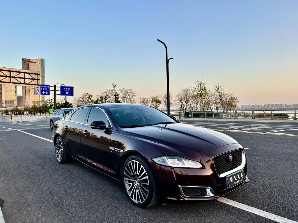 JAGUAR XJ