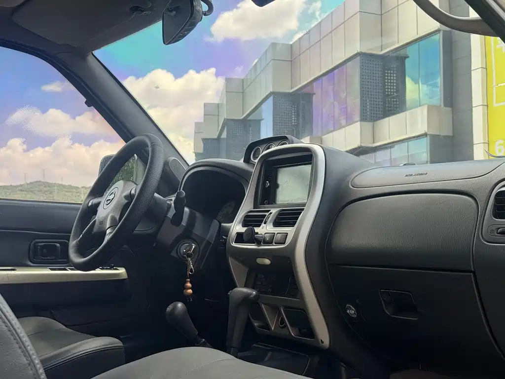 Nissan Paladin — миниатюра 17