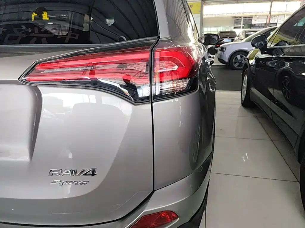 Toyota RAV4 — миниатюра 8