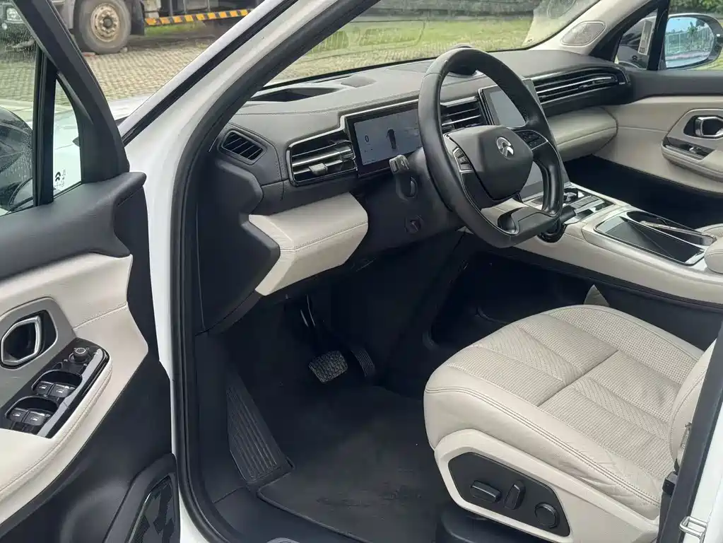 NIO ES8 2018 355KM мест