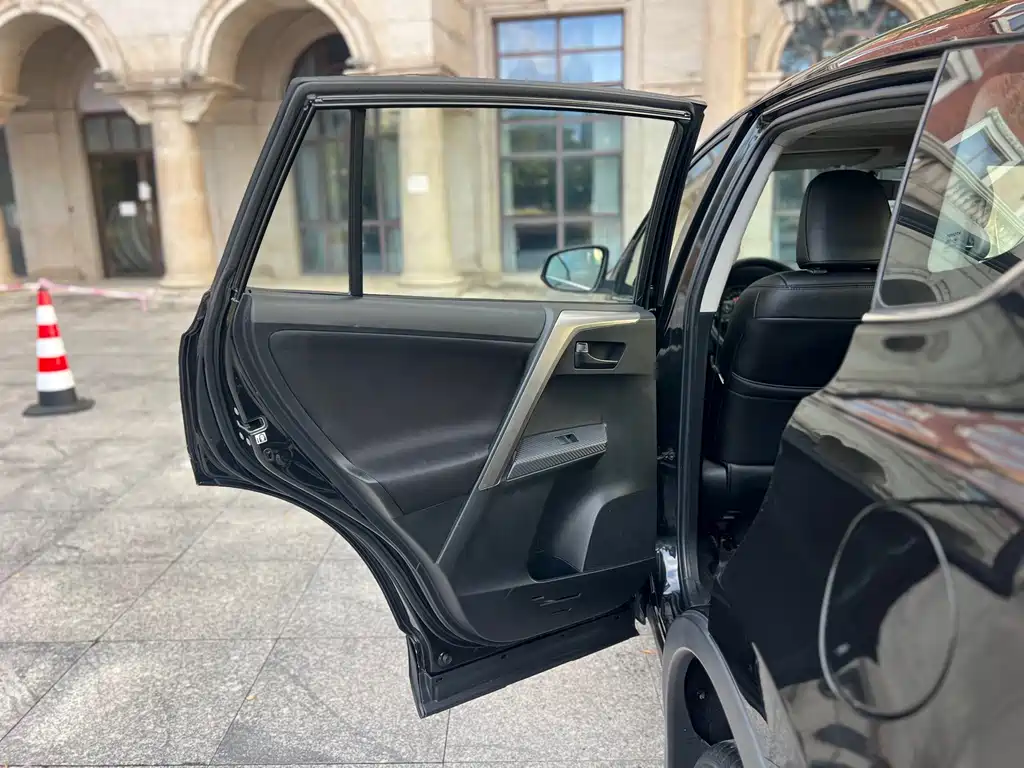 Toyota RAV4 — миниатюра 11