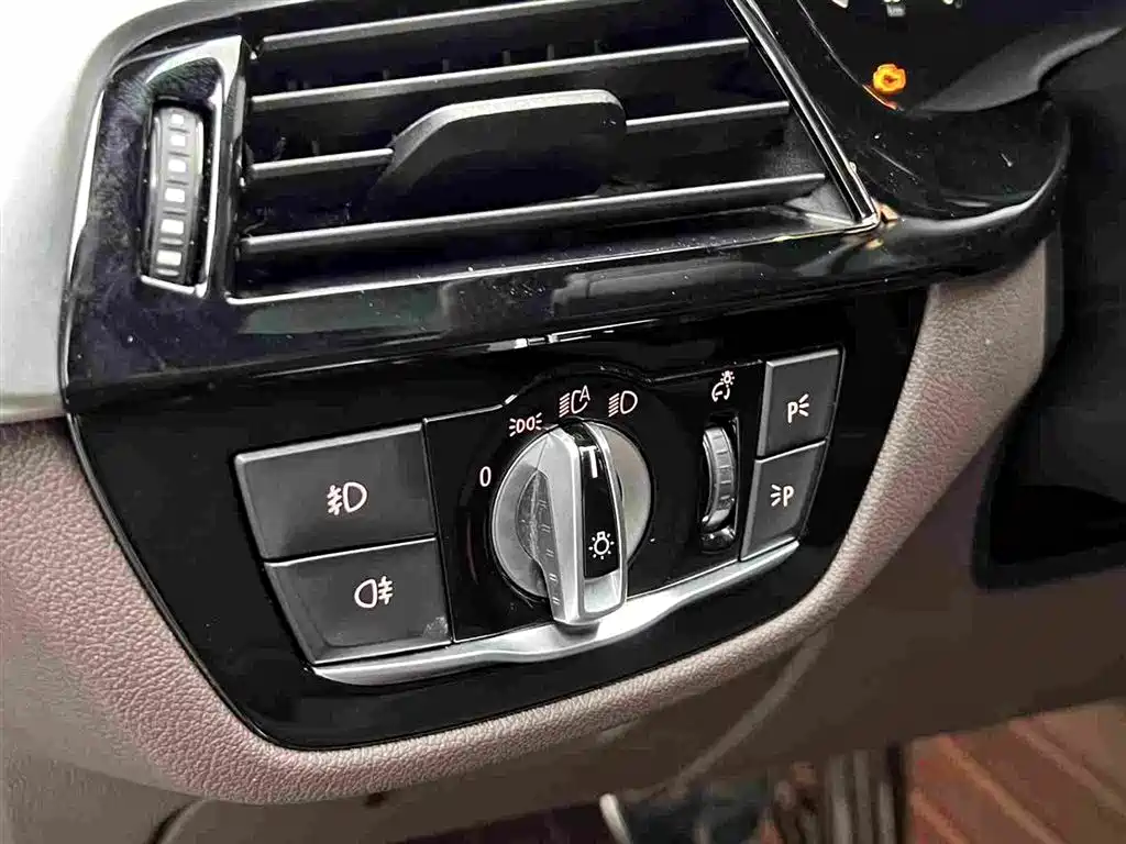 BMW 5 Series — миниатюра 7