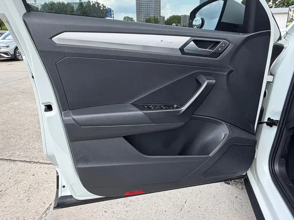 Volkswagen T-Roc — миниатюра 16