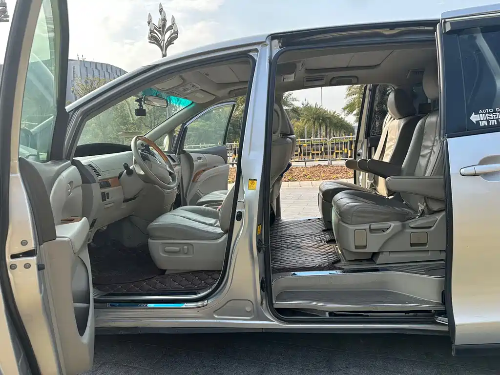 Toyota Previa — миниатюра 5