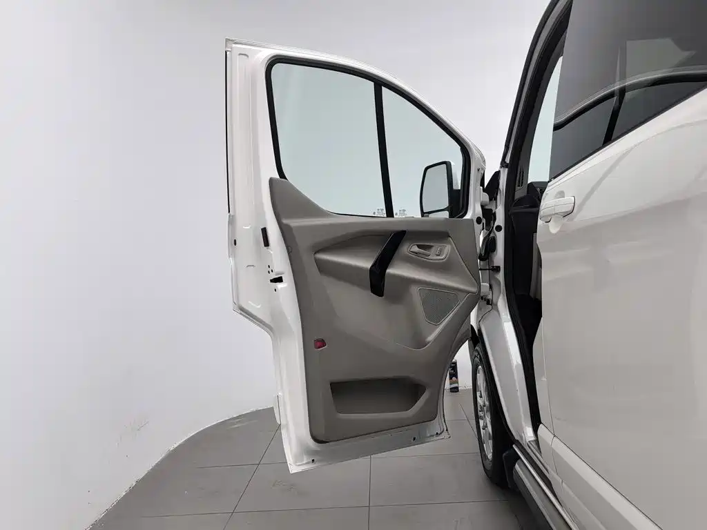 Ford Tourneo — миниатюра 8
