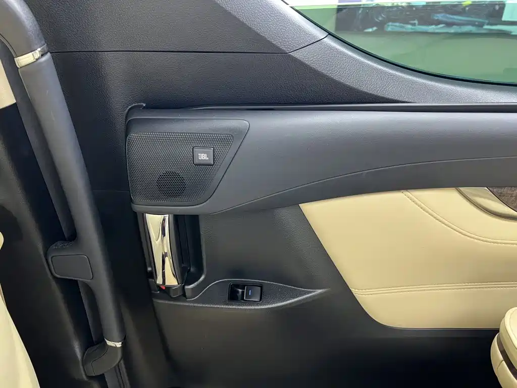 Toyota Alphard — миниатюра 36