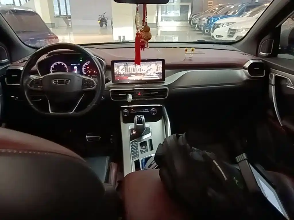 Geely Binyue — миниатюра 10