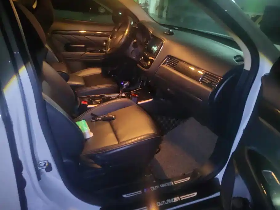 Mitsubishi Outlander — миниатюра 8