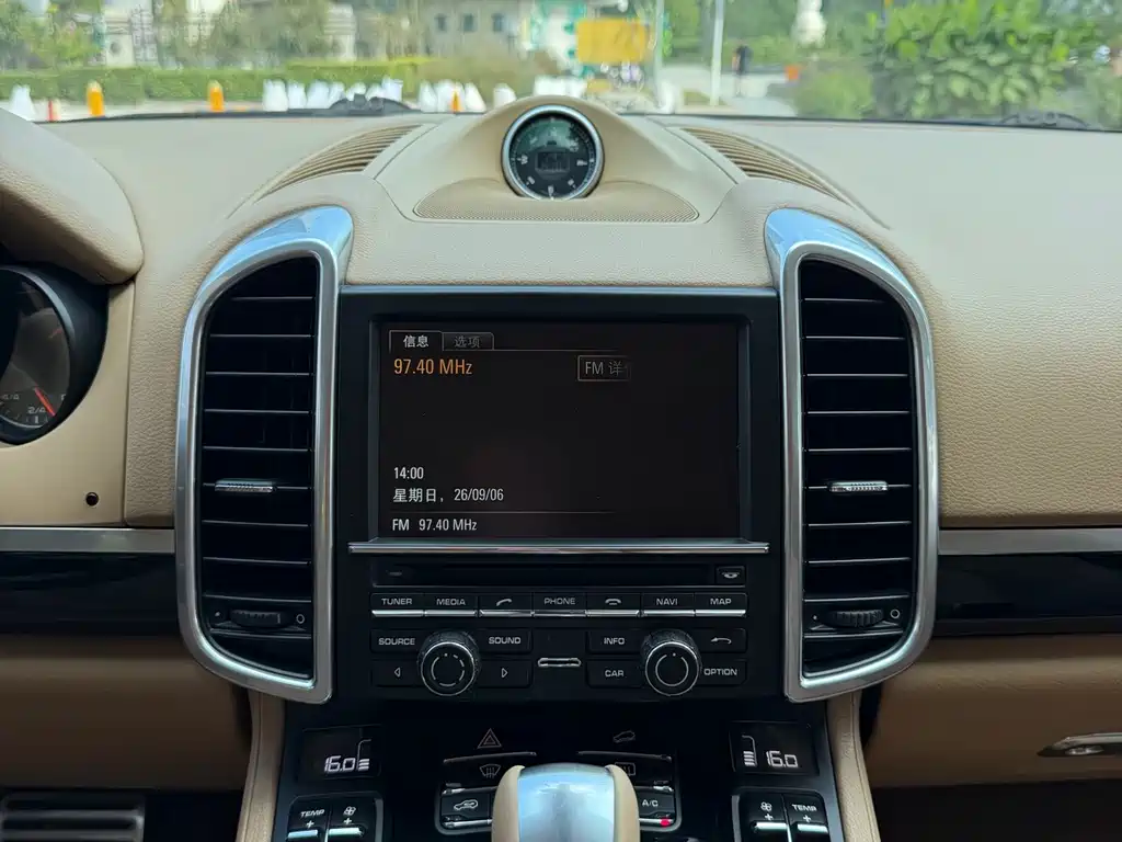 Porsche Cayenne — миниатюра 26
