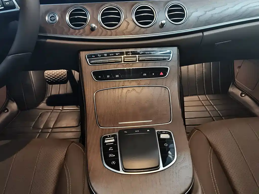 Mercedes-Benz E-Class — миниатюра 8