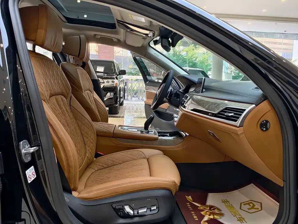 BMW 7 Series — миниатюра 8