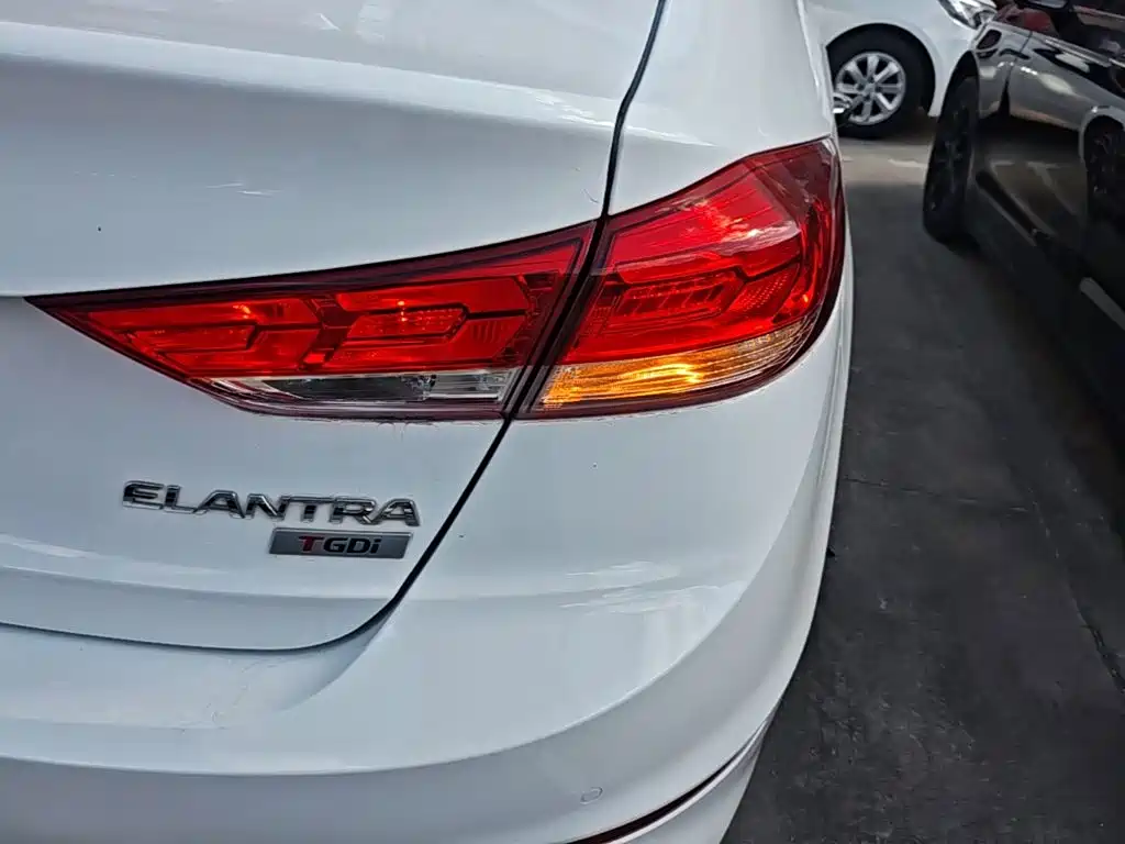 Hyundai Elantra — миниатюра 8