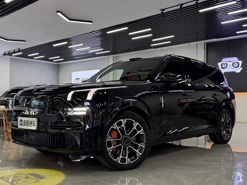 Lynk & Co 900