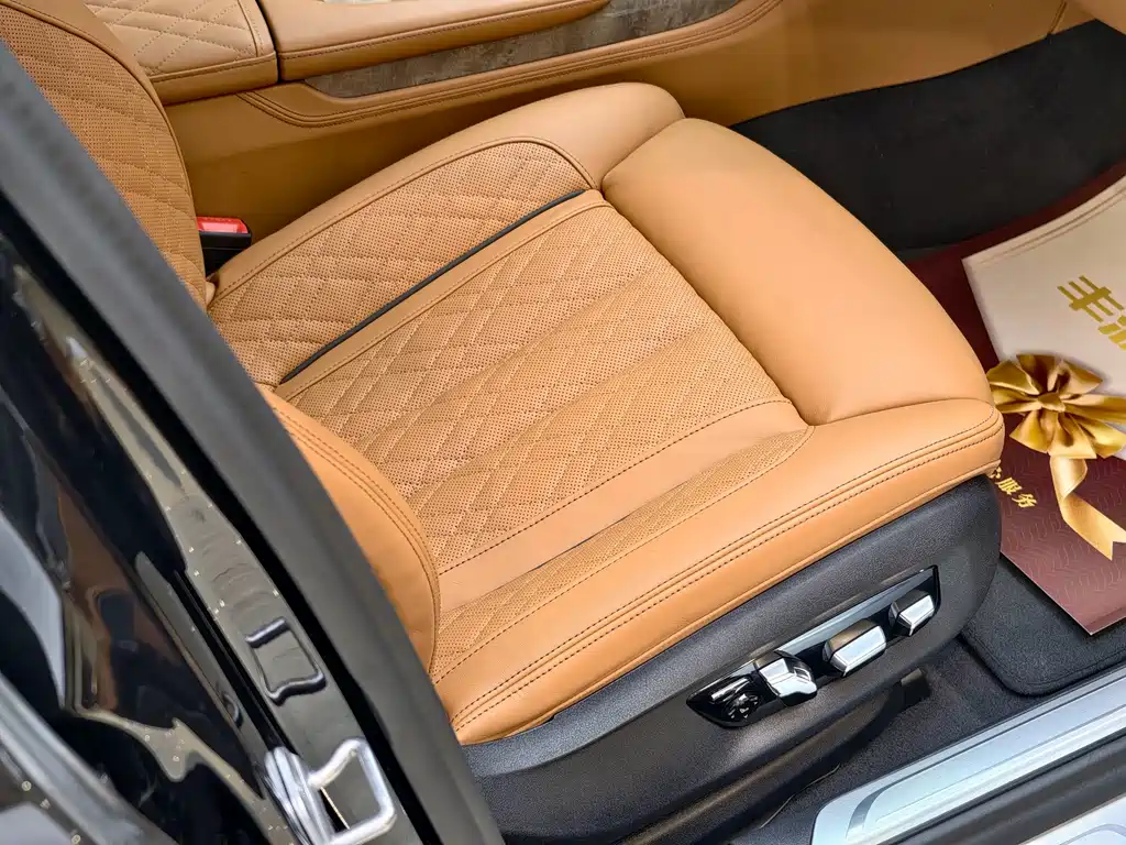 BMW 7 Series — миниатюра 9