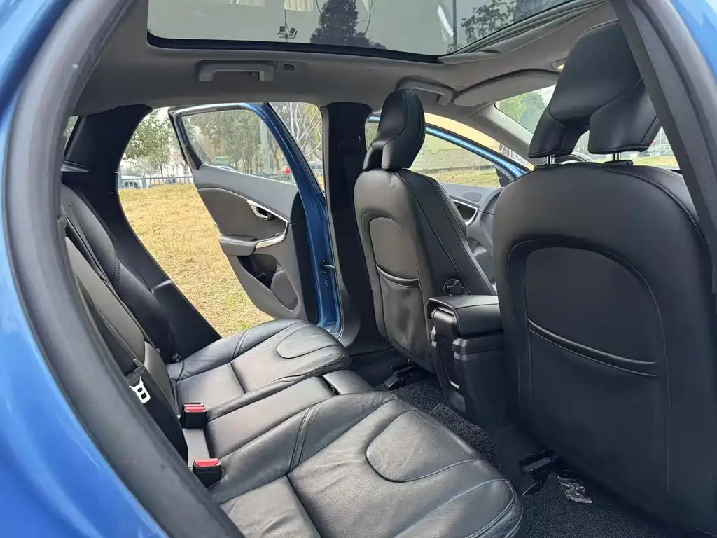 Volvo V40 — миниатюра 10