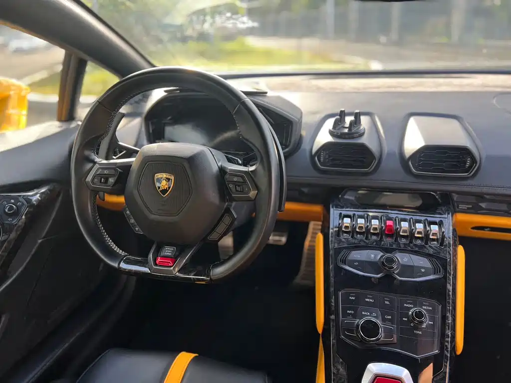 LAMBORGHINI HURACÁN