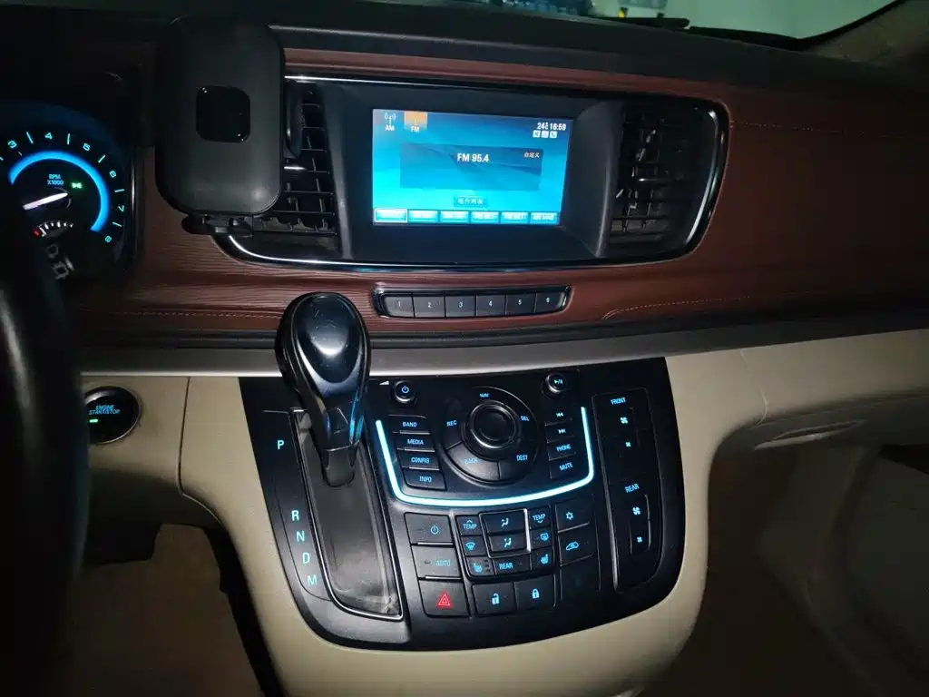 Buick GL8 — миниатюра 9