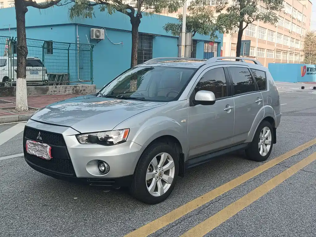 Mitsubishi Outlander (Import) 2010