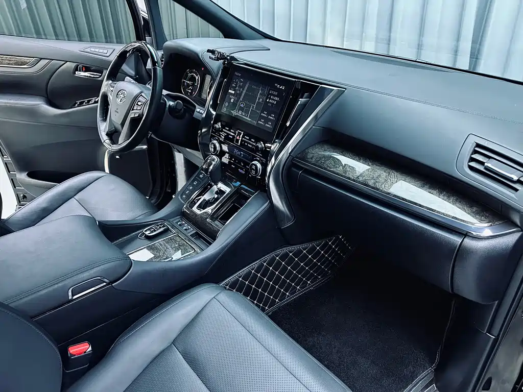 Toyota Alphard — миниатюра 13