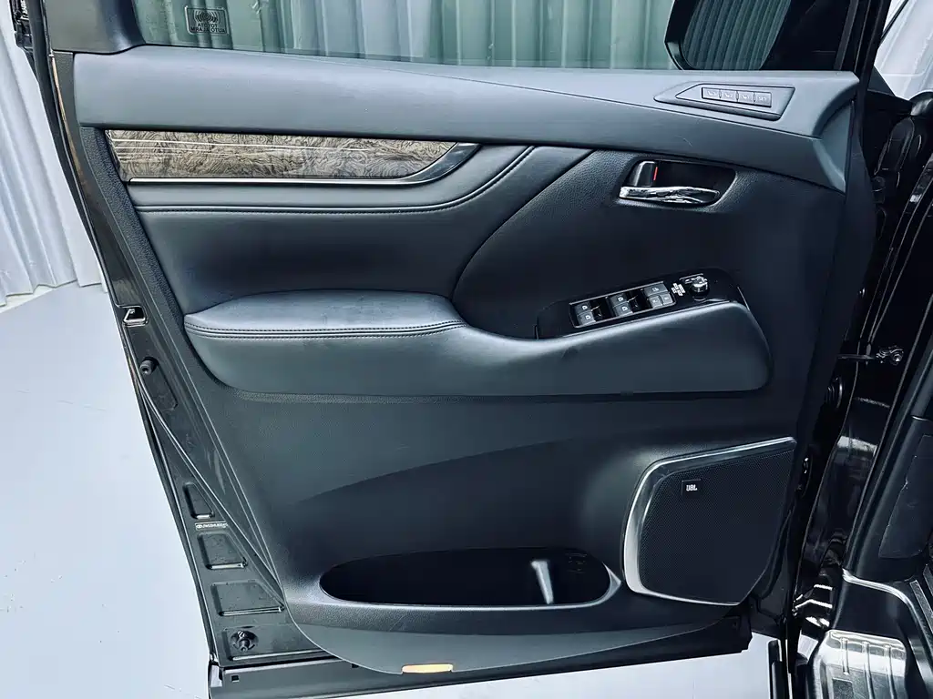 Toyota Alphard — миниатюра 21
