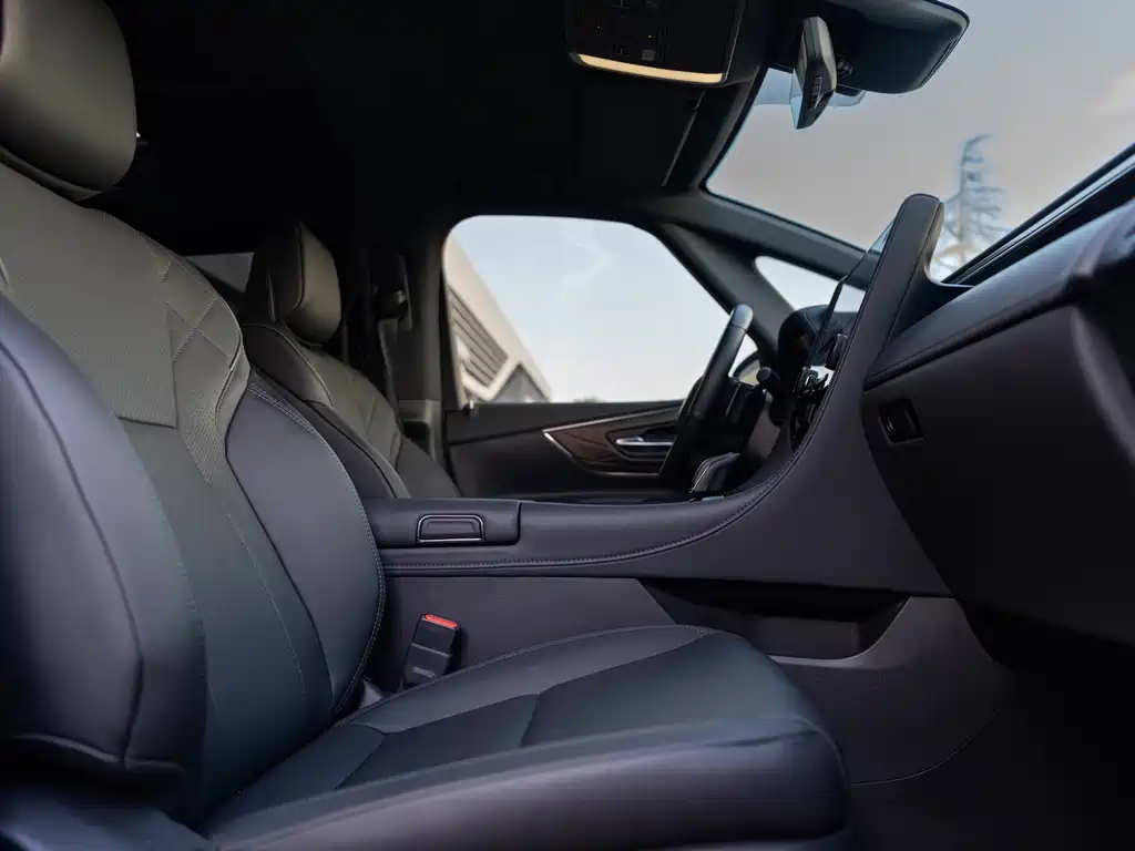 Toyota Alphard — миниатюра 8