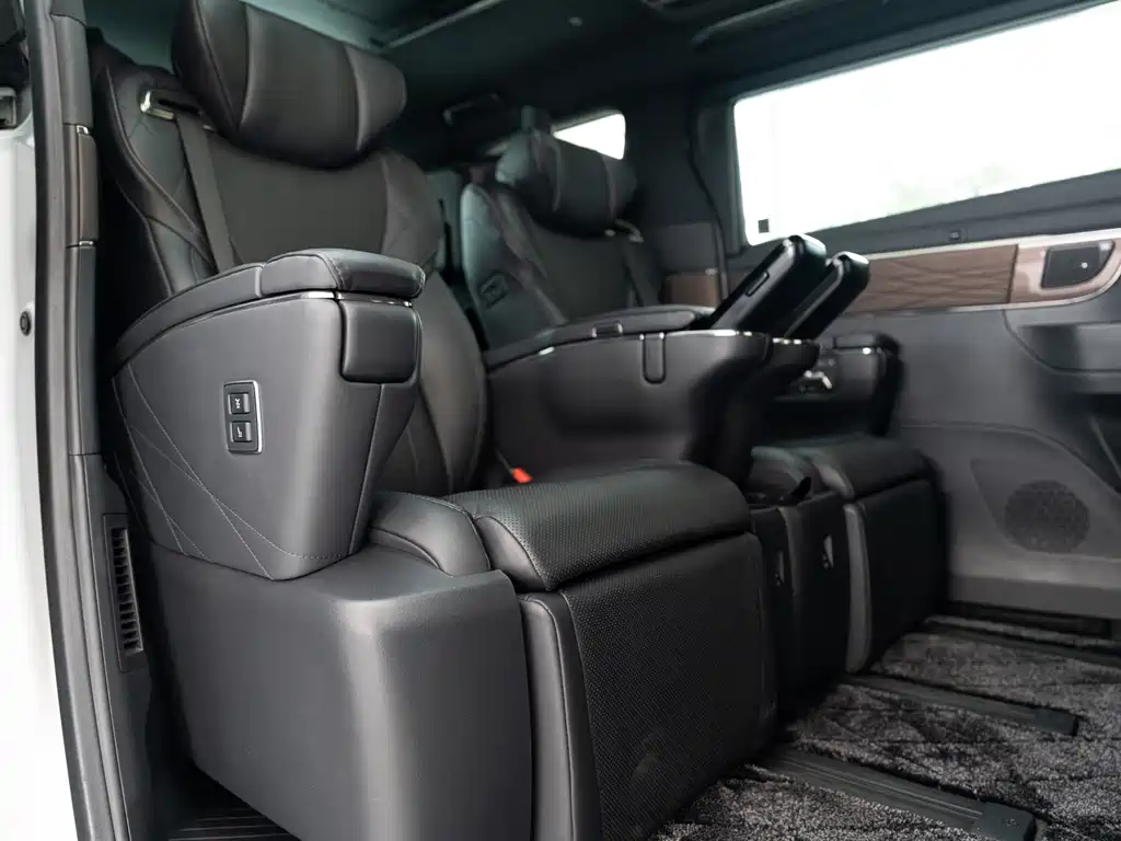 Toyota Alphard — миниатюра 9