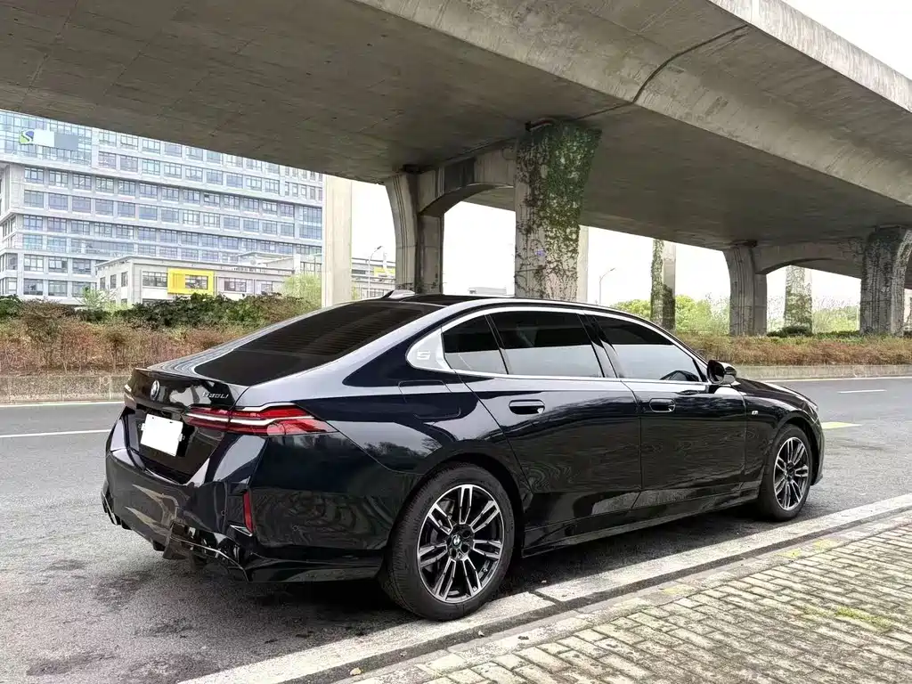 BMW 5 Series — миниатюра 8