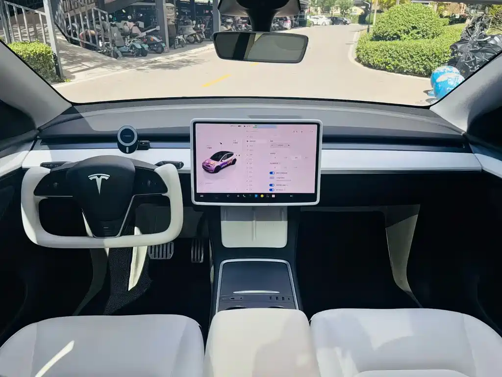 Tesla Model Y — миниатюра 8