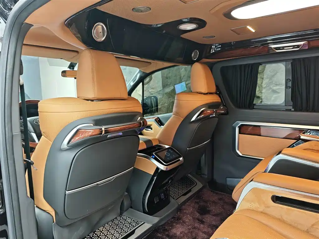 Toyota HiAce 2025 3.5L AT