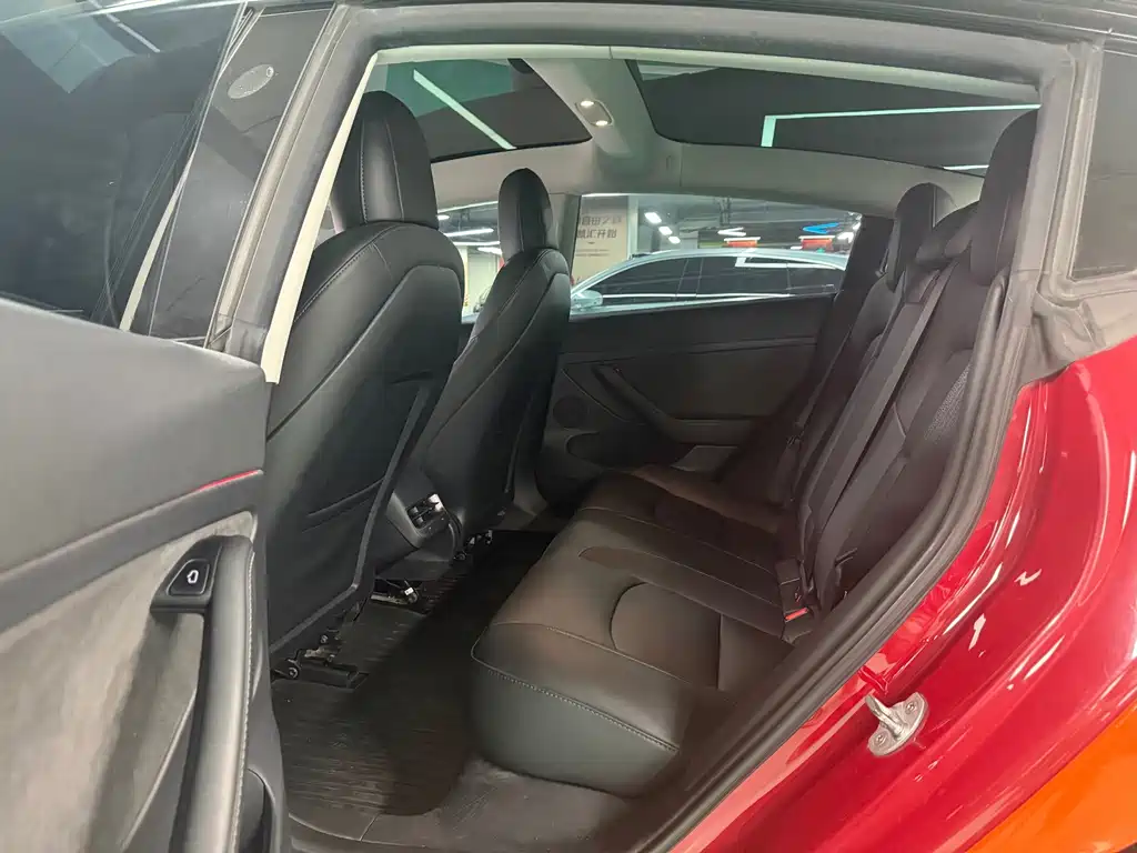 Tesla Model 3 — миниатюра 12