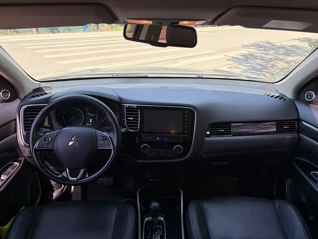 MITSUBISHI OUTLANDER