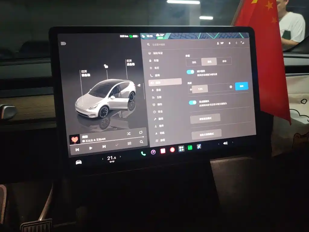 Tesla Model Y — миниатюра 10